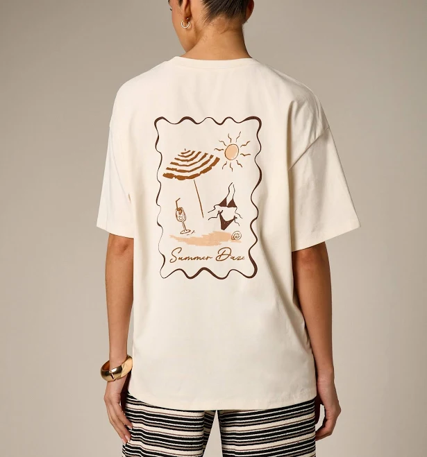 top Women's Oversized Daze Beach Print T-Shirt missguided $10.44