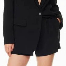 Aritzia Women's Babaton Pleated Mid-Thigh Shorts