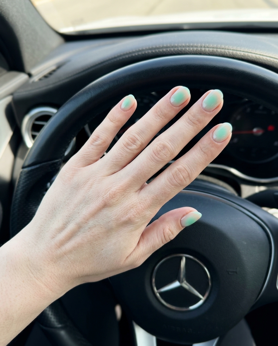 Mint Green Aura Effect Short Nails 2026 Mint green aura effect on short nails for daily wear, a fresh and playful summer look for pale skin 2026.