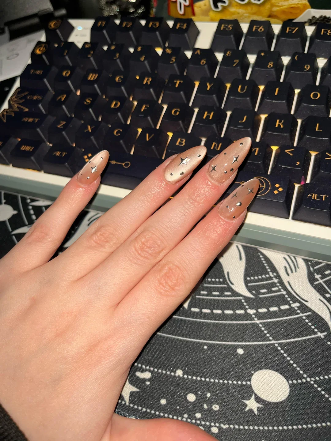 27 Chrome Cat Eye Fall Nails 2026 Ideas for a Chic Seasonal Manicure
