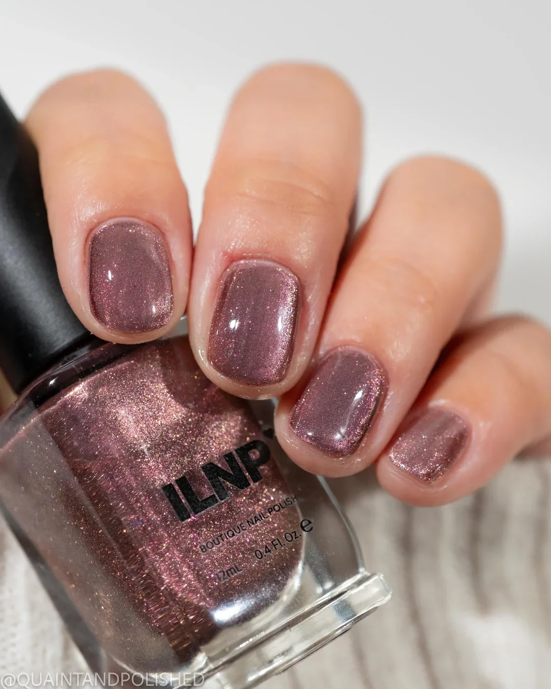 24 Velvet Nails With Luxurious Shimmer Effect Finish For Fall