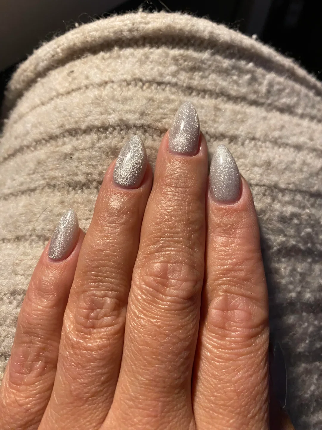 24 Velvet Nails With Luxurious Shimmer Effect Finish For Fall