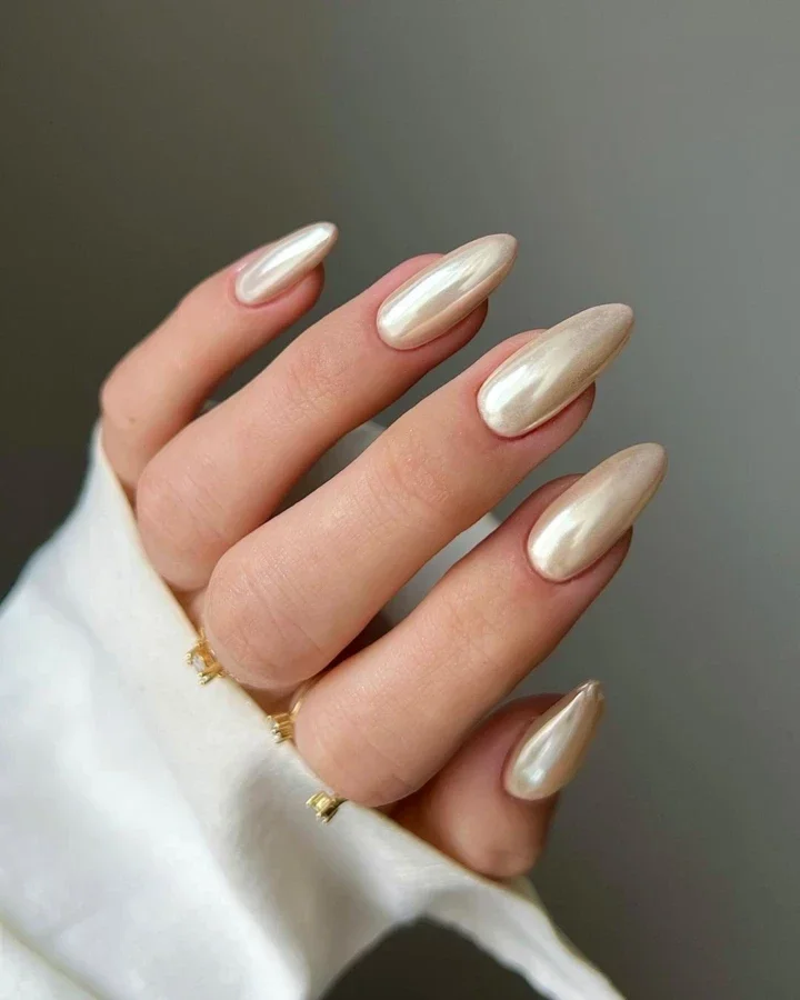 Elegant Almond Nails With Chrome Finish: 23 Stylish Ideas for 2026