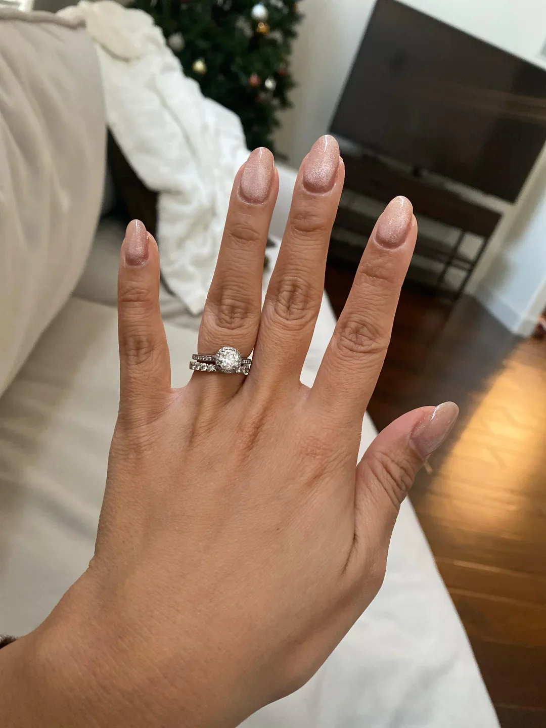 24 Velvet Nails With Luxurious Shimmer Effect Finish For Fall