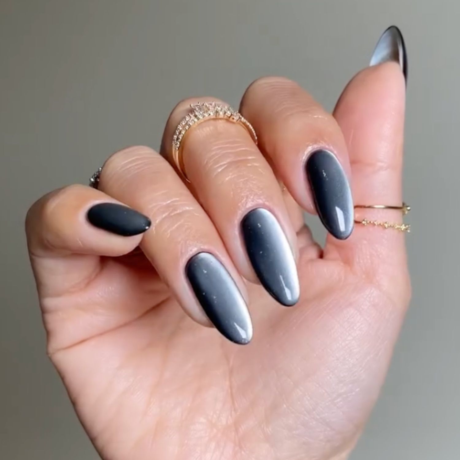 Mesmerizing Dark Gray Cat-Eye Oval Nails Mesmerizing Dark Gray Cat-Eye Oval Nails — Gray Nails