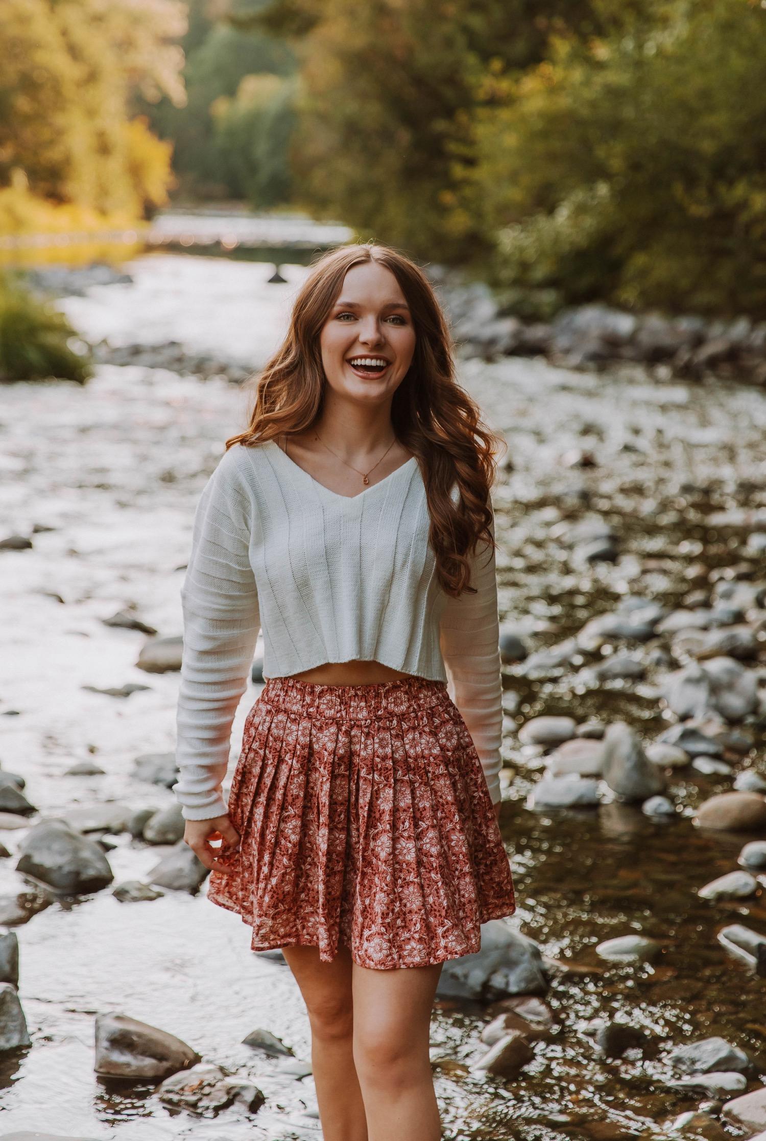 Distressed Jeans, Black T-Shirt, and Plaid Shirt Layering Distressed Jeans, Black T-Shirt, and Plaid Shirt Layering — Senior Picture Outfits