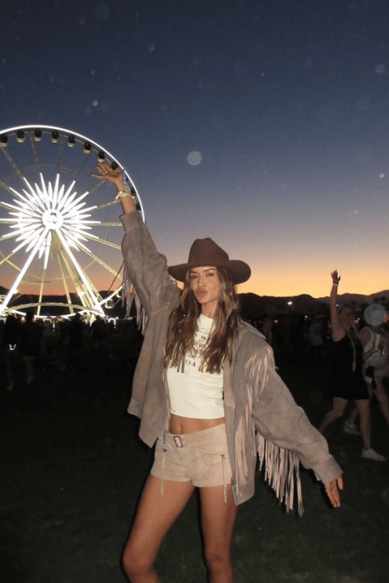 Western-Chic Concert Style with a Suede Fringe Jacket Western-Chic Concert Style with a Suede Fringe Jacket — Concert Outfits