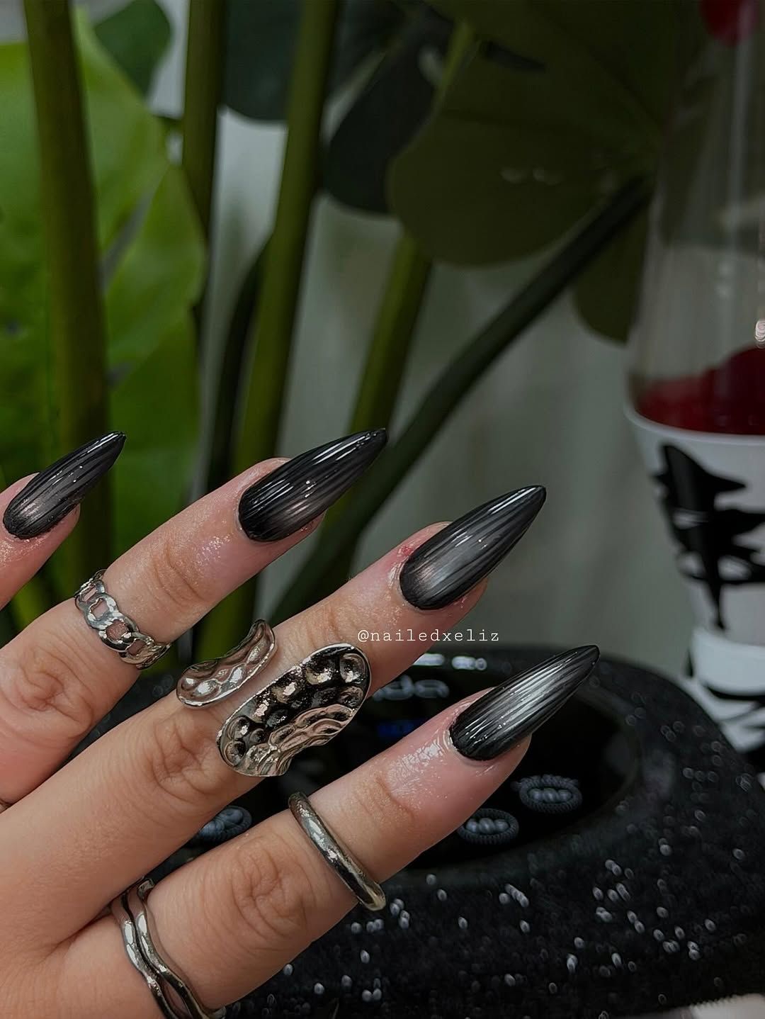 Dark Glossy Grey Metallic Gradient Stiletto Dark Glossy Grey Metallic Gradient Stiletto — Dark Nails