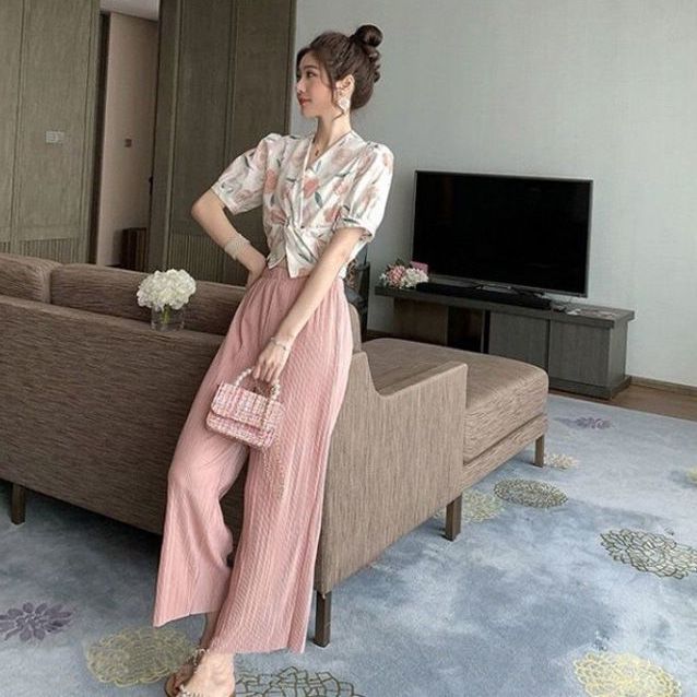 Floral Cropped Blouse with Pink Wide-Leg Pants Floral Cropped Blouse with Pink Wide-Leg Pants — Korean Outfits