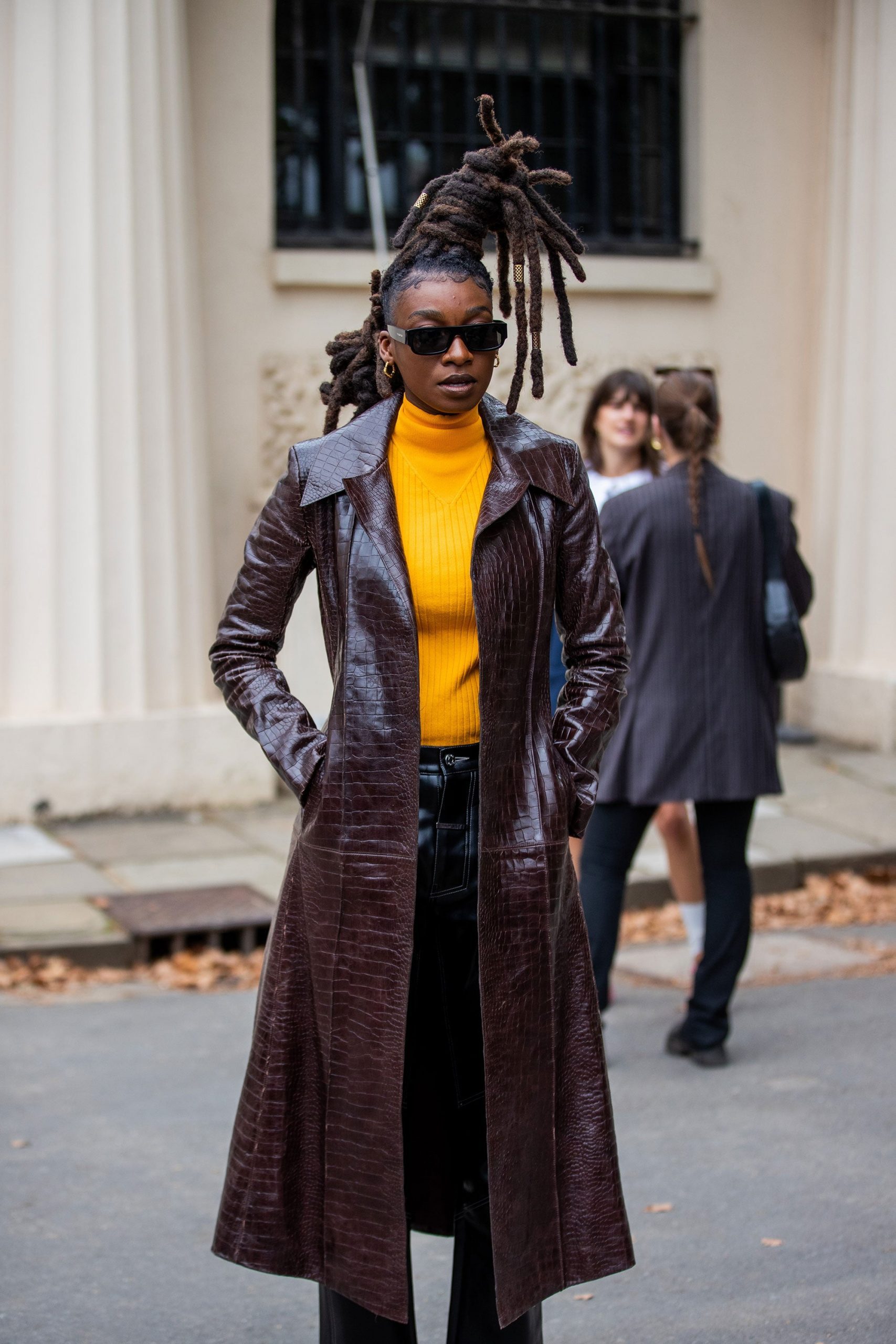 Croc-Effect Trench Coat with Yellow Turtleneck for Statement Style Croc-Effect Trench Coat with Yellow Turtleneck for Statement Style — London Outfits