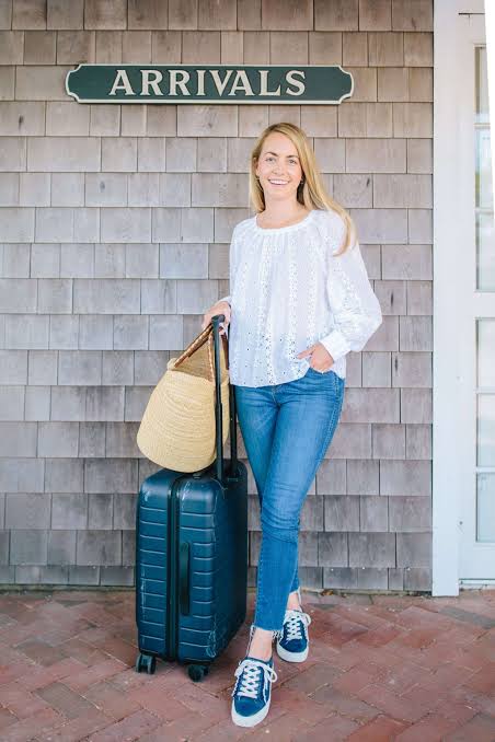 Eyelet Blouse and Jeans with Sneakers for Casual Travel Eyelet Blouse and Jeans with Sneakers for Casual Travel — Preppy Outfits