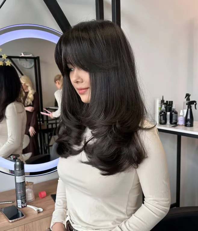 Medium-Length Haircuts with Layers: 25 Stylish Ideas for 2026