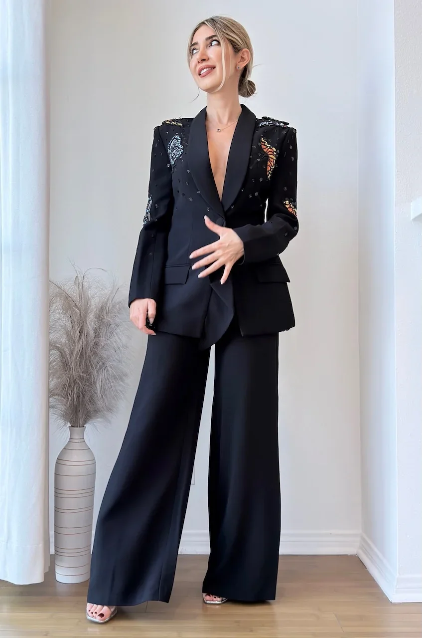 24 Best Hairstyles to Wear With a Pantsuit: Elegant & Modern Ideas