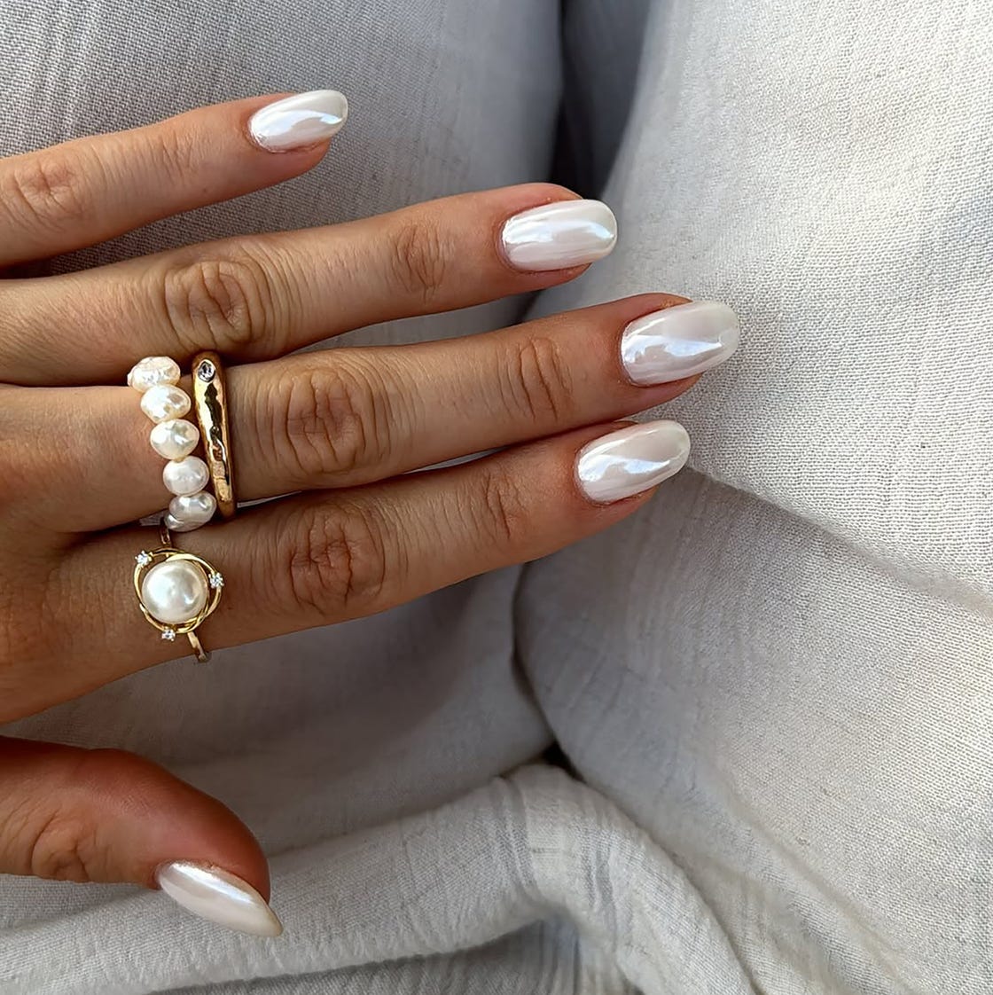 Medium Oval Pearlescent White Chrome — Milky Nails