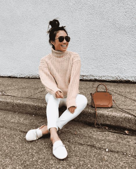 Chunky Knit Turtleneck and Slim White Pants for Chic Comfort Chunky Knit Turtleneck and Slim White Pants for Chic Comfort — College Outfits