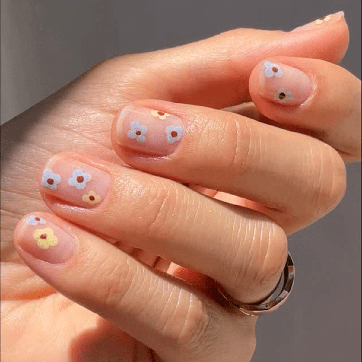 Abstract Wavy Lines On Accent Nails Visual Idea — Simple Short Nails