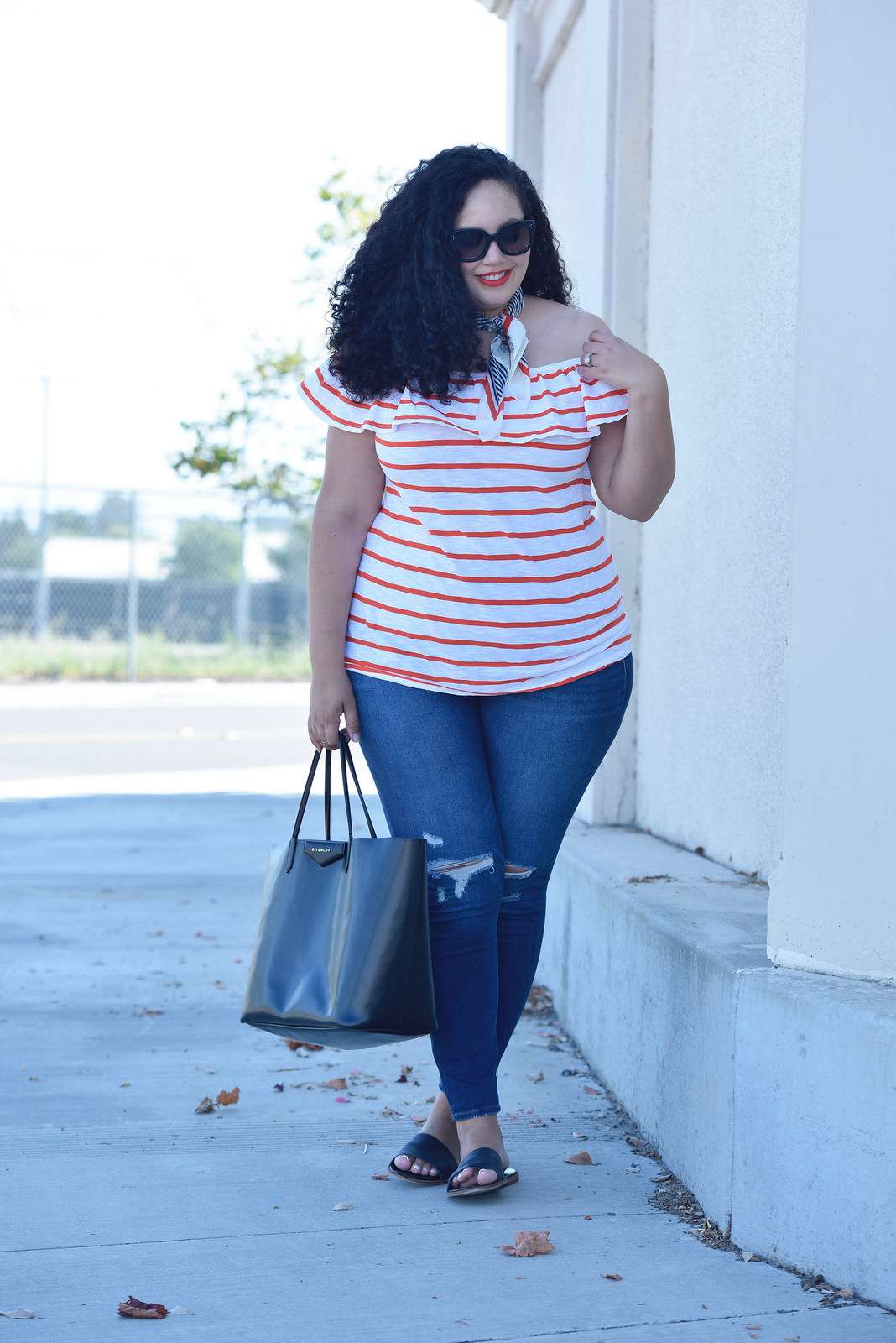 Casual Chic with an Off-the-Shoulder Top and Slim Jeans Casual Chic with an Off-the-Shoulder Top and Slim Jeans — Outfits for Pear Shape