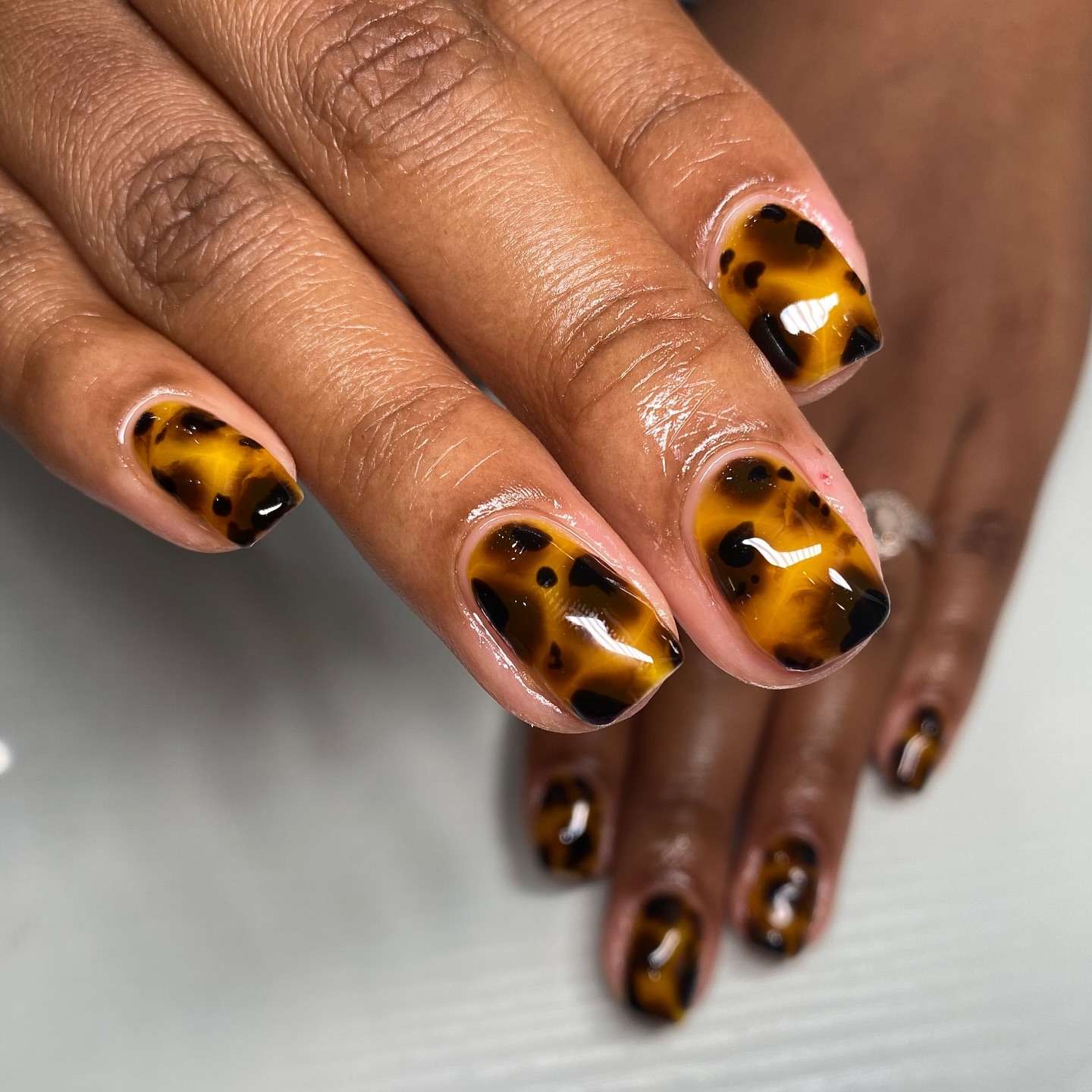 Glossy Tortoiseshell Pattern — Short Square Nails
