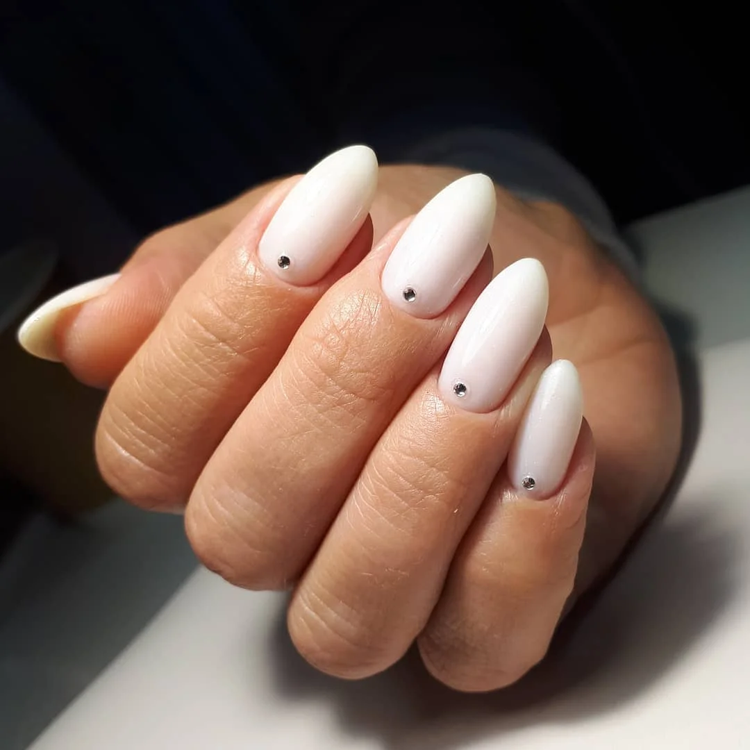 30 Elegant Milky Oval Nails With a Glossy Shine for a Timeless, Feminine Manicure Look