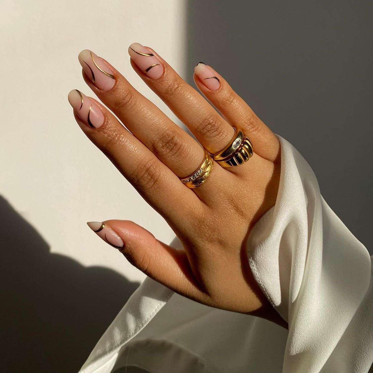 Sheer Pink Thin Gold Line Nails Sheer Pink Thin Gold Line Nails — Gold Nails