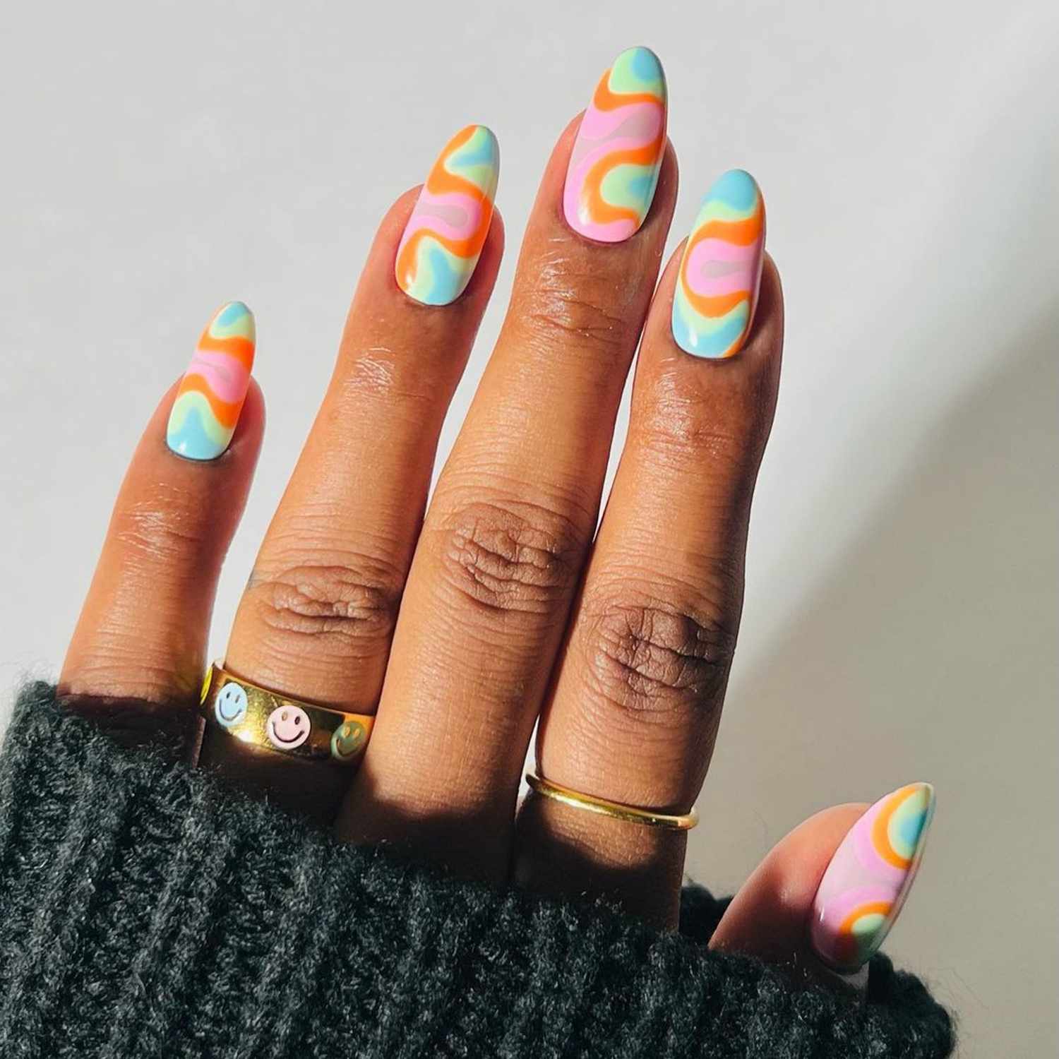 Pastel Swirls on Medium Oval Pastel Swirls on Medium Oval — Swirl Nails