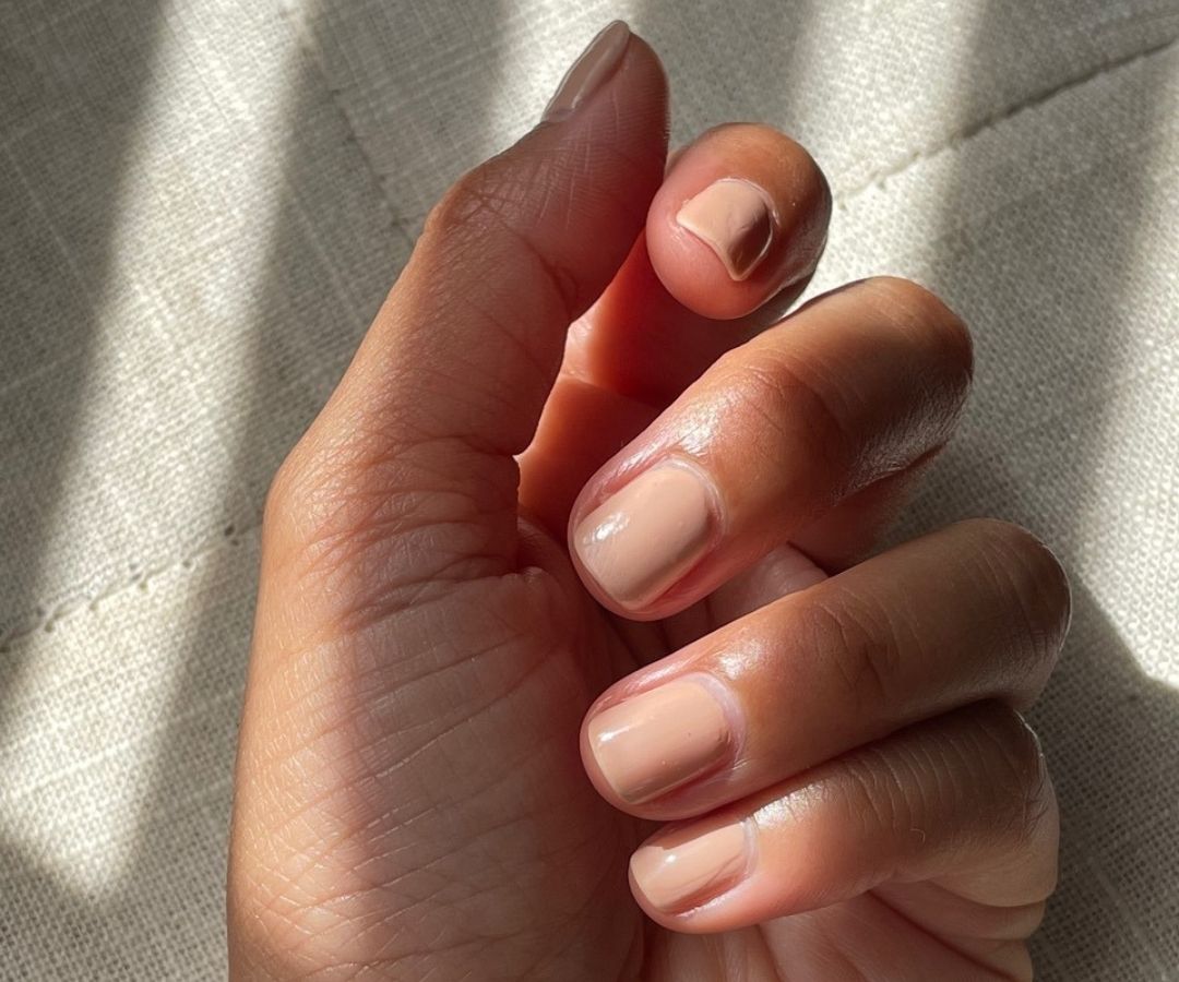 Beige Oval Nails With Gold Dot Accent Beige Oval Nails With Gold Dot Accent — Nails for Tan Skin