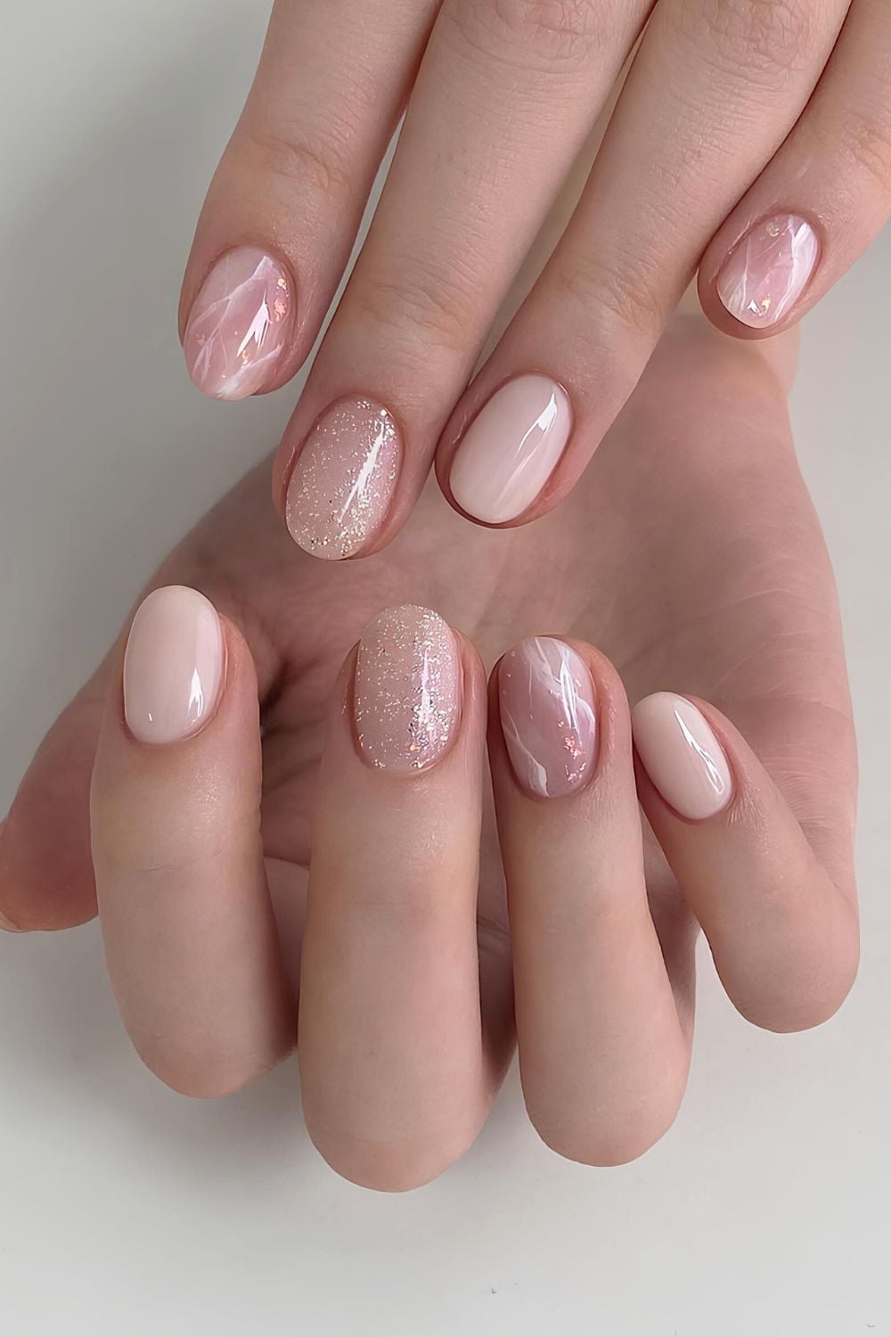 Marble Effect with Gold Glitter — Short Round Nails
