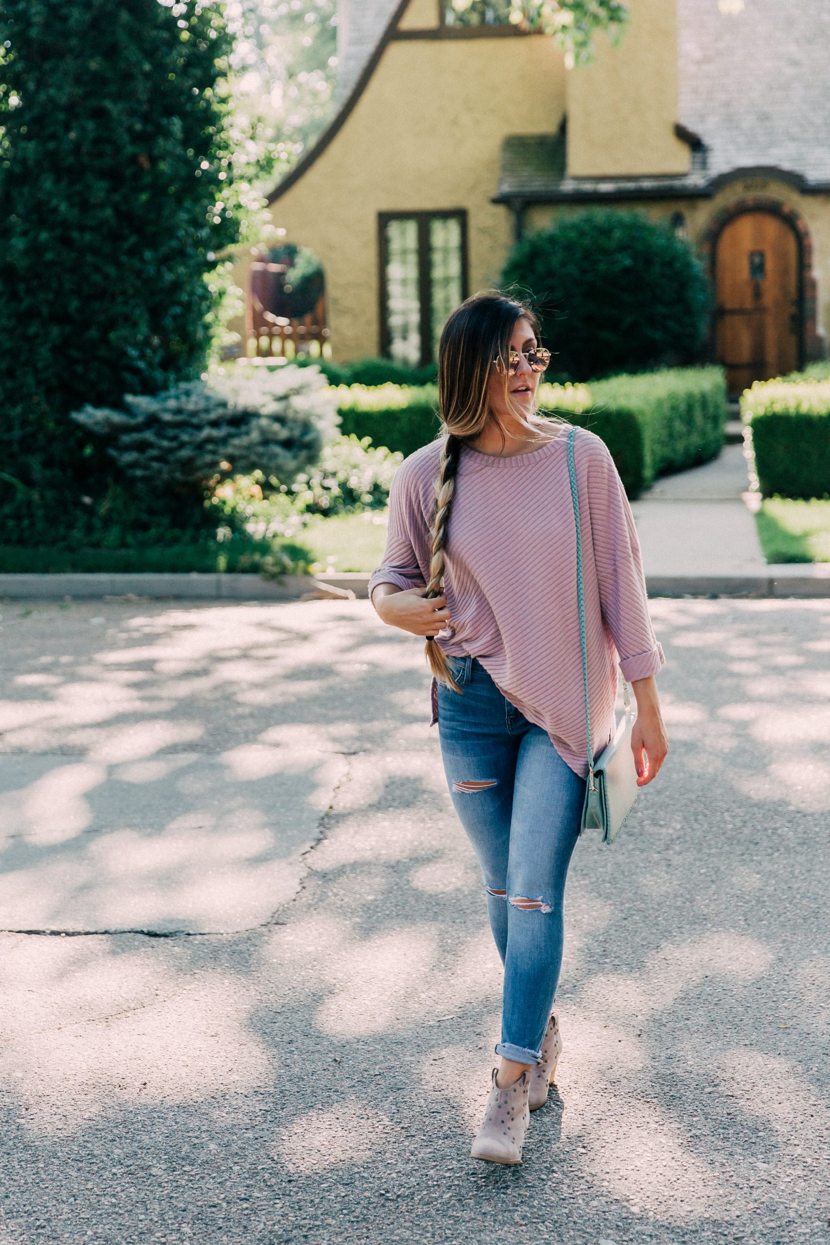 Striped Long-Sleeve Top with Ripped Jeans for a Casual College Look Striped Long-Sleeve Top with Ripped Jeans for a Casual College Look — College Outfits