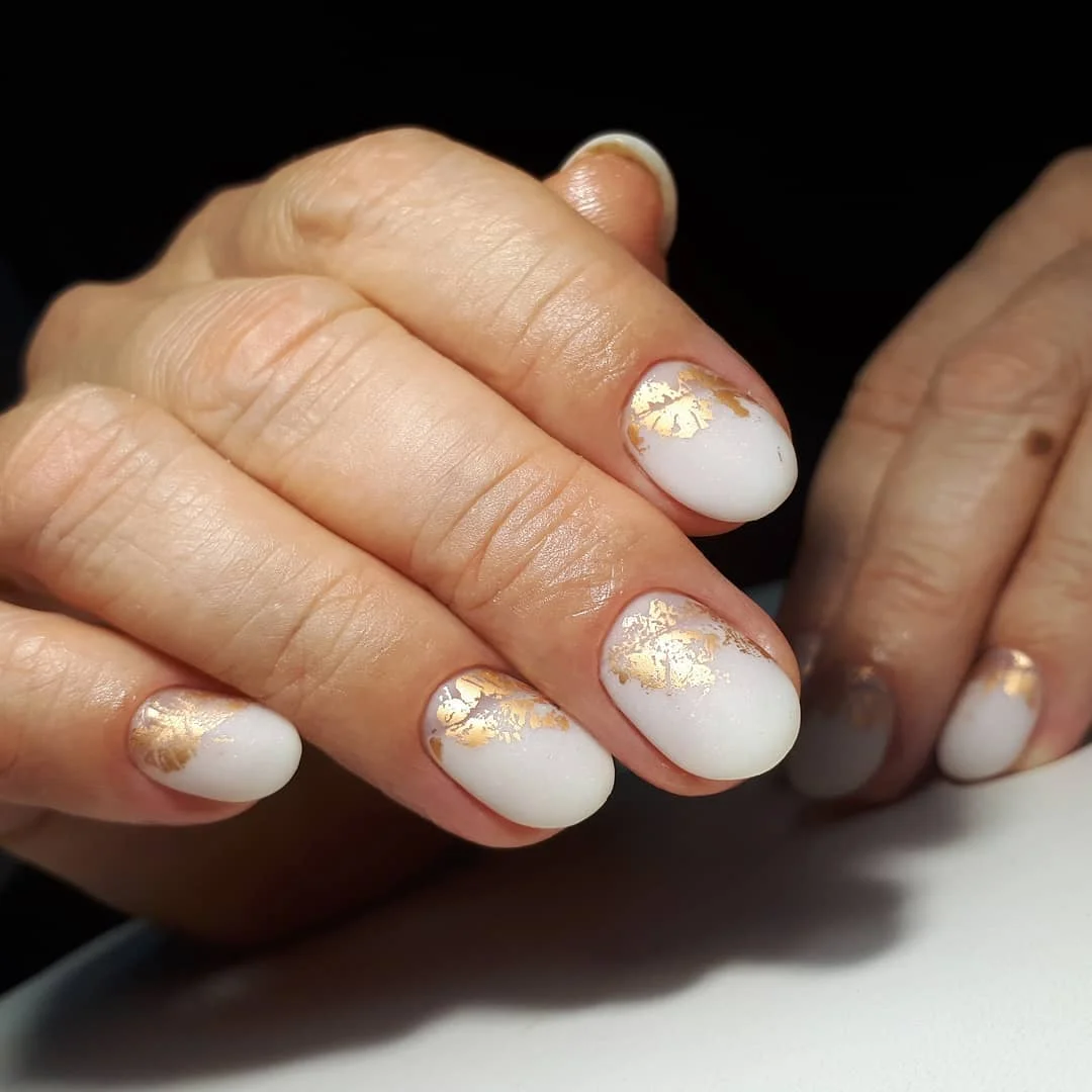 30 Elegant Milky Oval Nails With a Glossy Shine for a Timeless, Feminine Manicure Look