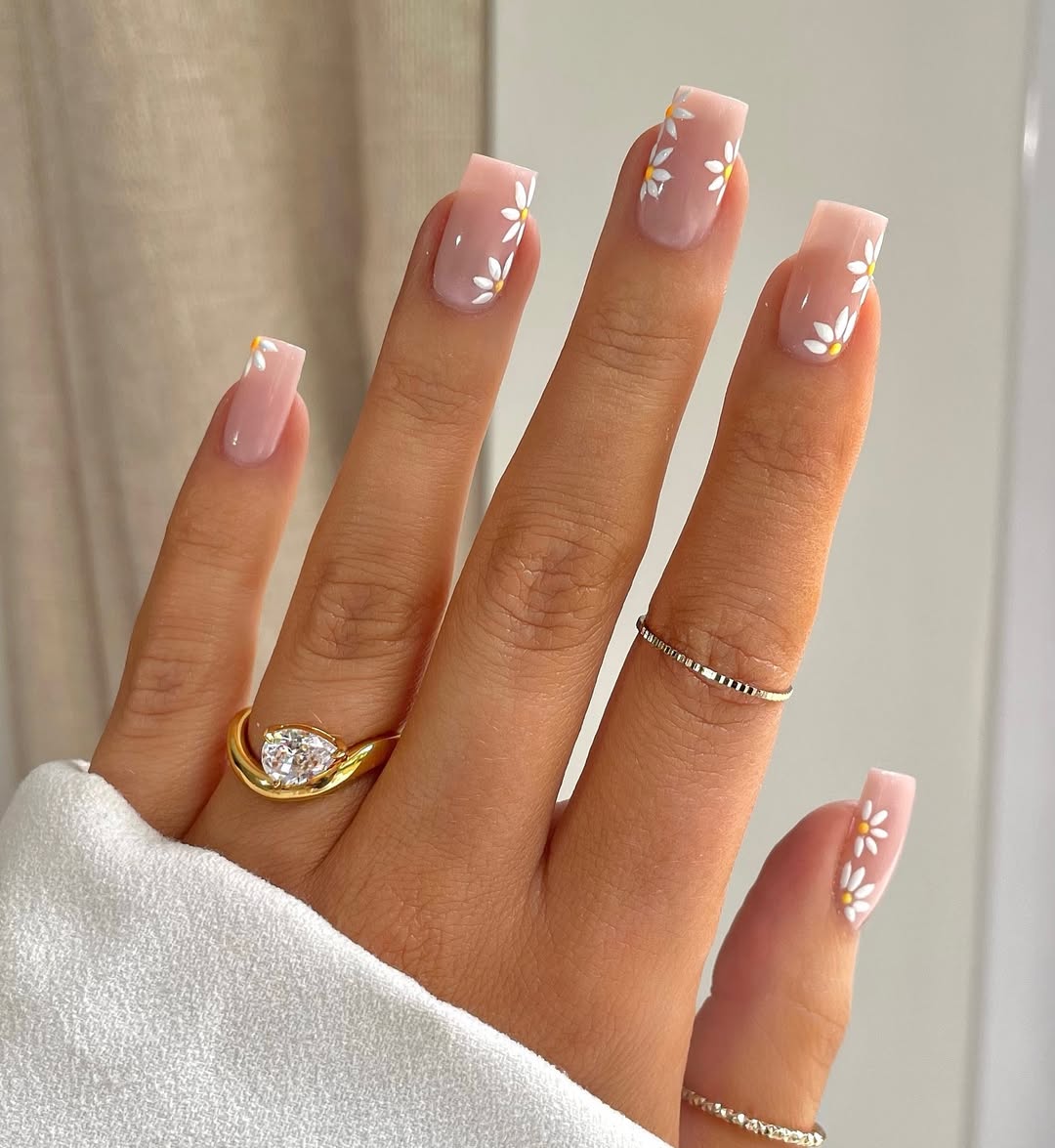 Daisy Flower Short Square Nails — Nail Shapes