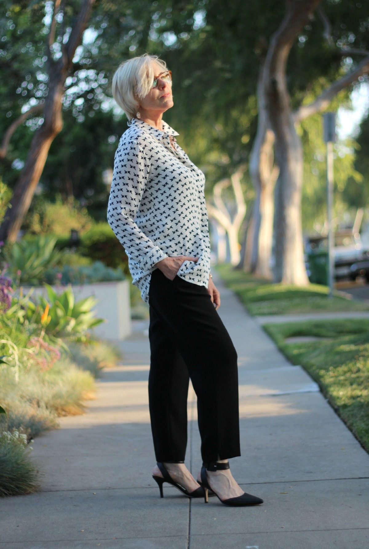 Patterned White Blouse with Black Trousers for Classic Casual Work Patterned White Blouse with Black Trousers for Classic Casual Work — Casual Work Outfits