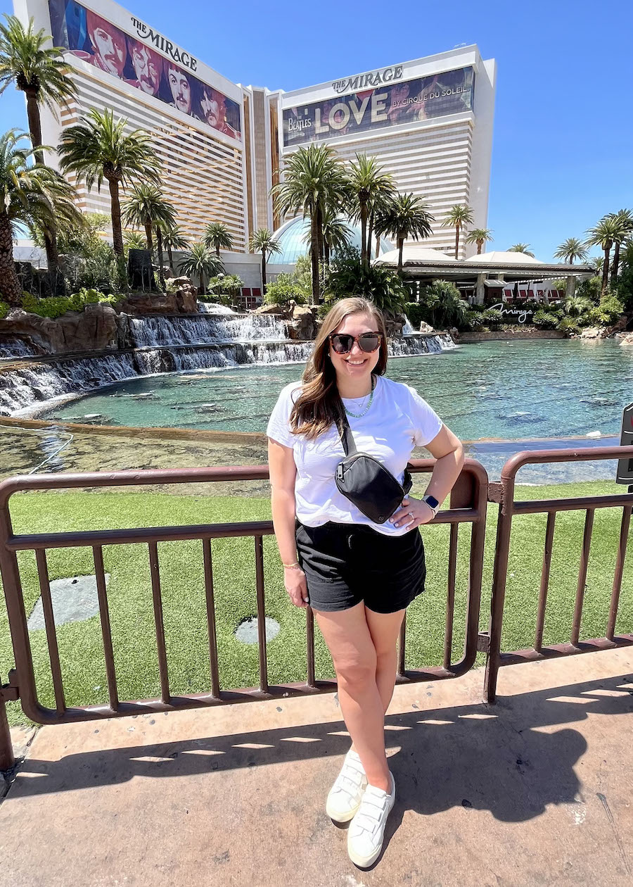Iconic Vegas Sightseeing: T-Shirt, Shorts, and Fanny Pack Iconic Vegas Sightseeing: T-Shirt, Shorts, and Fanny Pack — Vegas Outfits