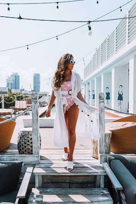 White Linen Duster Over Pink Polka Dot Swimsuit White Linen Duster Over Pink Polka Dot Swimsuit — Miami Outfits