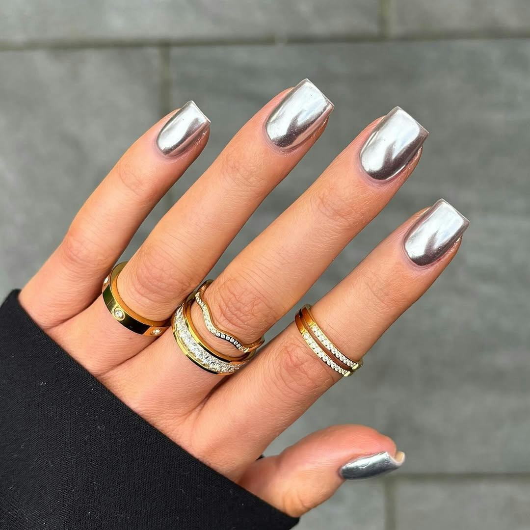 Mirror Finish Silver Chrome on Short Squares Mirror Finish Silver Chrome on Short Squares — Silver Nails