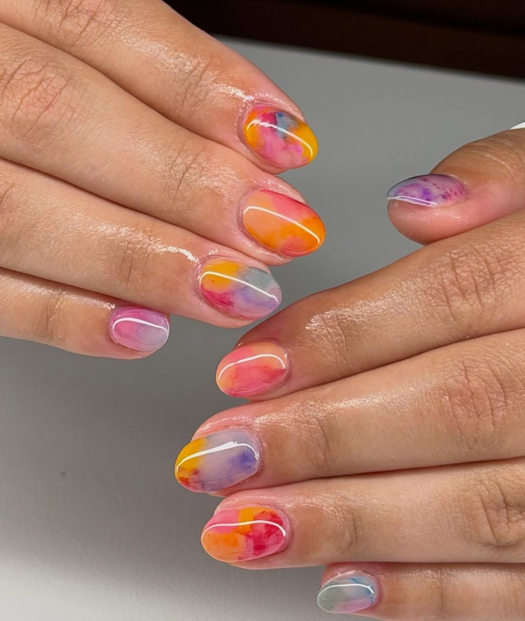 Artistic Watercolor Effect Short Oval Nails Artistic Watercolor Effect Short Oval Nails — Abstract Nails