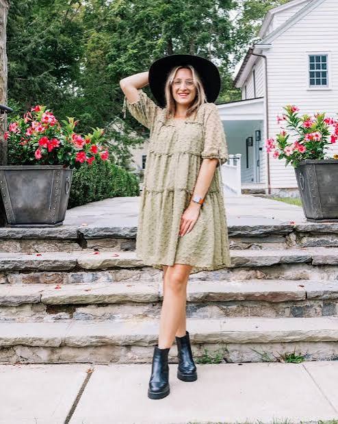 Tiered Mini Dress and Wide-Brimmed Hat: Casual Boho Chic Tiered Mini Dress and Wide-Brimmed Hat: Casual Boho Chic — Boho Outfits