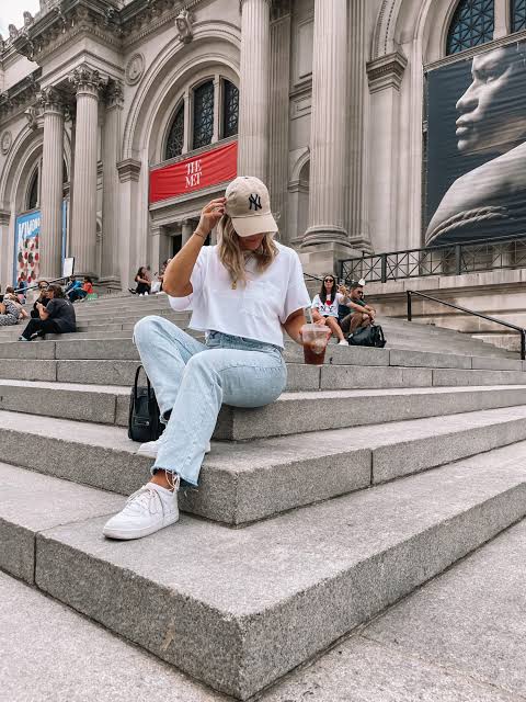 Relaxed City Sightseeing: Cropped Tee and Baseball Cap — New York Outfits