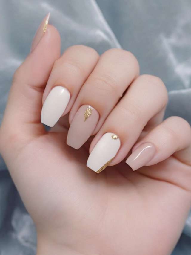 Off-White Nude Beige With Gold Accents Nails Off-White Nude Beige With Gold Accents Nails — Nails for Pale Skin