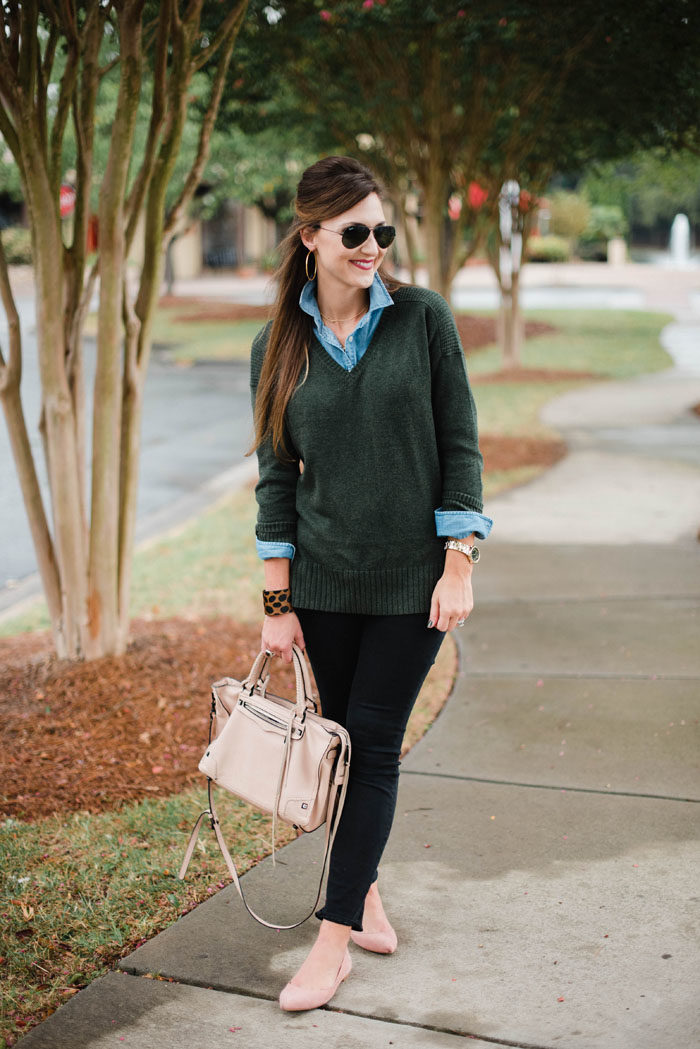 Casual Crewneck Sweater Over Denim Shirt with Black Jeans Casual Crewneck Sweater Over Denim Shirt with Black Jeans — Layering Outfits