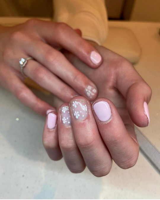 Pale Pink Flower Accent Squares Pale Pink Flower Accent Squares — Short Gel Nails