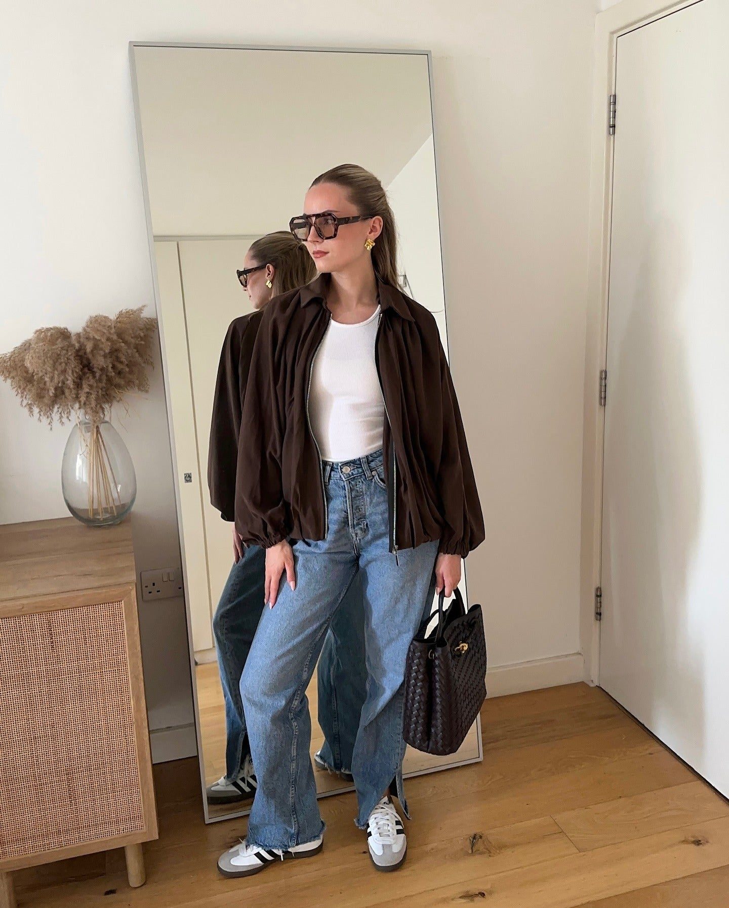 Balloon-Sleeve Jacket Over Tank and Split-Hem Jeans Balloon-Sleeve Jacket Over Tank and Split-Hem Jeans — Casual Outfits