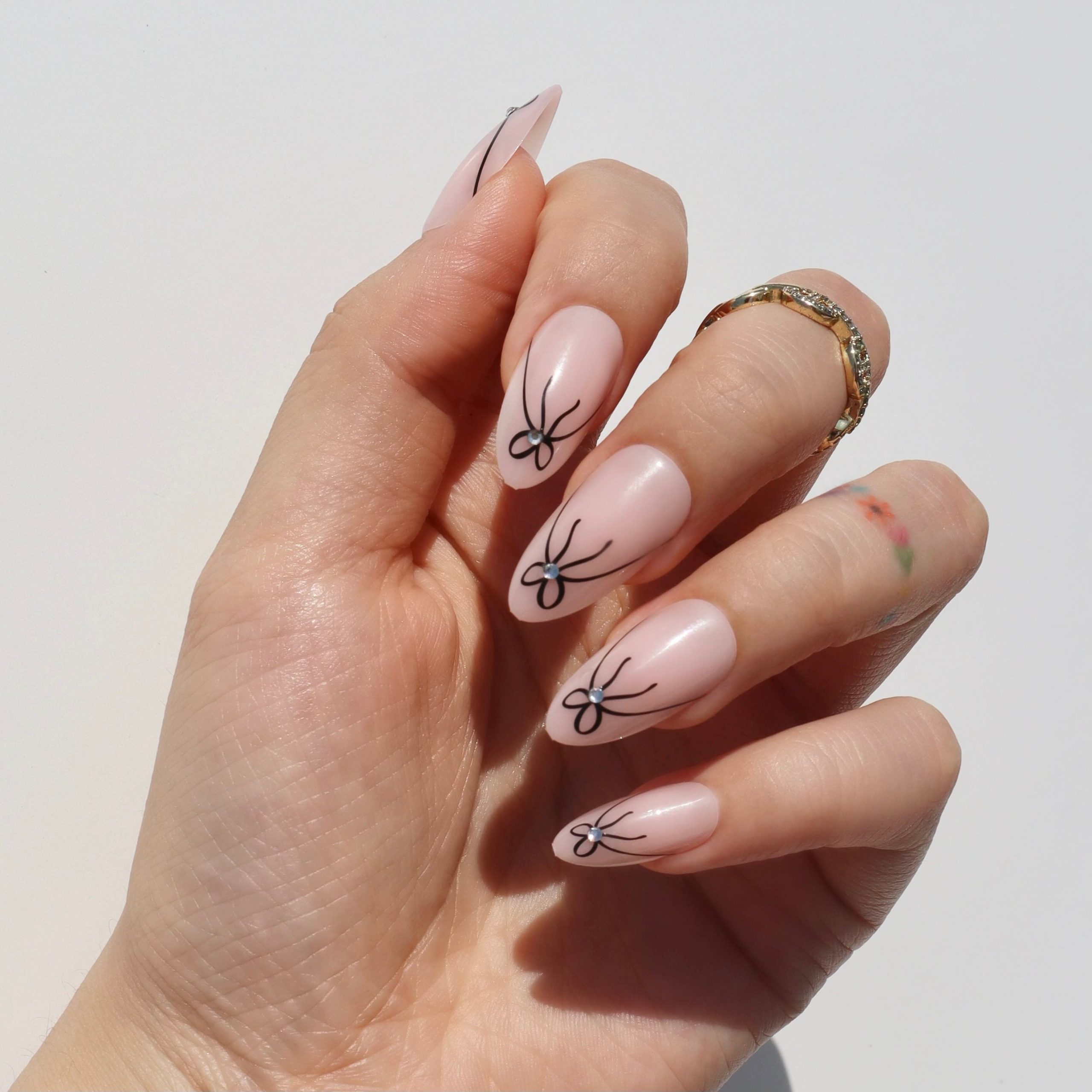 Minimalist Black Outline Bow Stiletto Nails Minimalist Black Outline Bow Stiletto Nails — Bow Nails