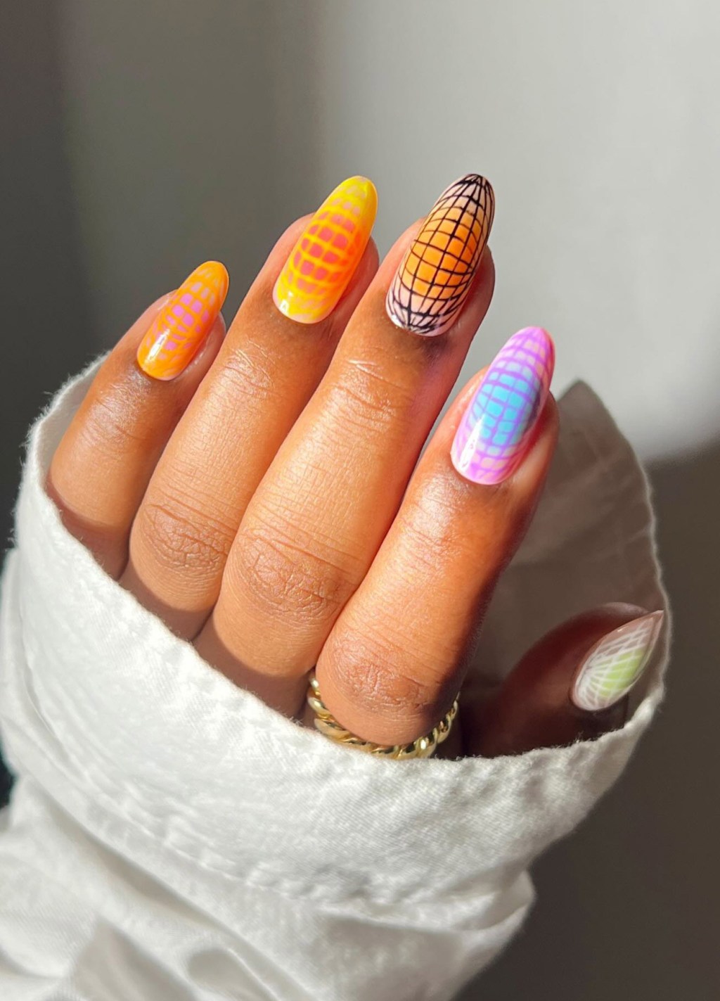 Geometric Grid Aura Gradients — Aura Nails