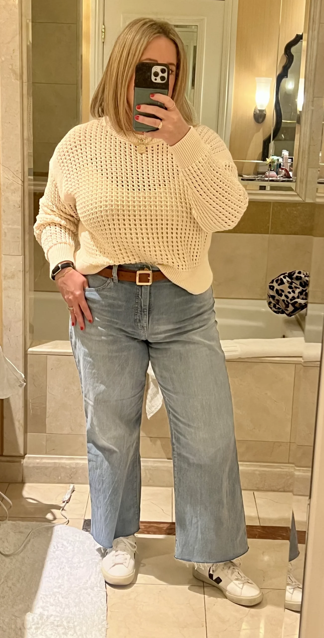 Casual Vegas Comfort: Oversized Sweater and Wide-Leg Jeans Casual Vegas Comfort: Oversized Sweater and Wide-Leg Jeans — Vegas Outfits