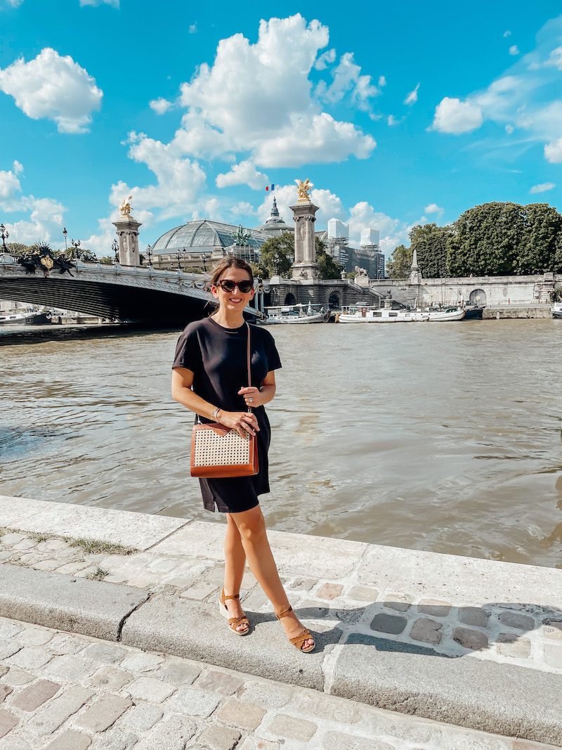 Black T-Shirt Dress with Tan Sandals and Woven Bag Black T-Shirt Dress with Tan Sandals and Woven Bag — Paris Outfits