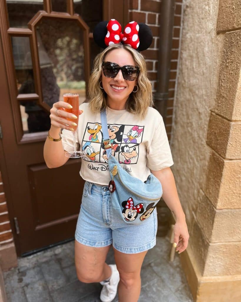 Cropped Graphic T-Shirt Denim Shorts Outfit Idea Cropped Graphic T-Shirt Denim Shorts Outfit Idea — Disney Outfits