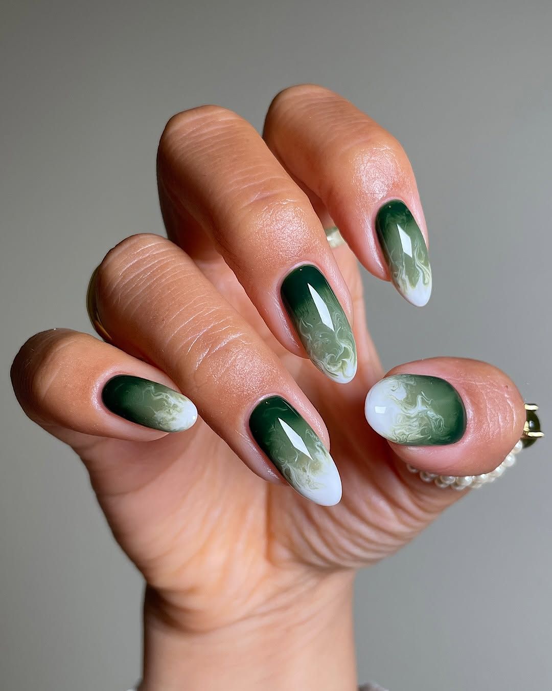 Deep Green to White Swirled Ombre Ovals Deep Green to White Swirled Ombre Ovals — Dark Green Nails