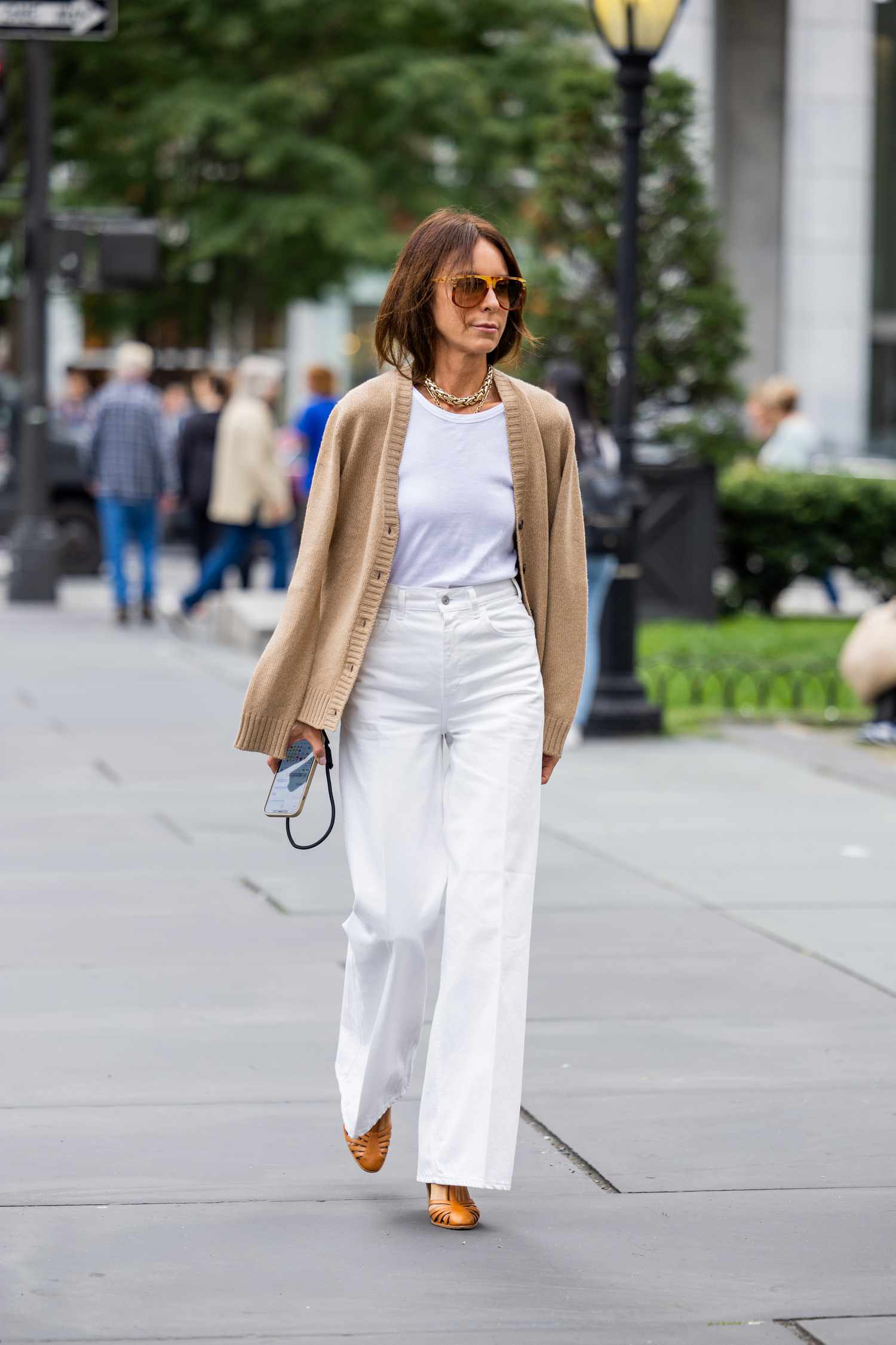 Casual Cardigan and Wide-Leg Jeans for a Relaxed Office Vibe — Work Outfits