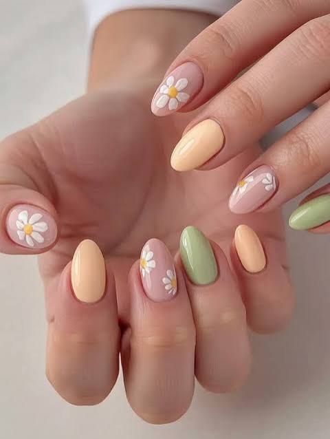 Small Daisy Flowers On Accent Nails Visual Idea Small Daisy Flowers On Accent Nails Visual Idea — Short Nails