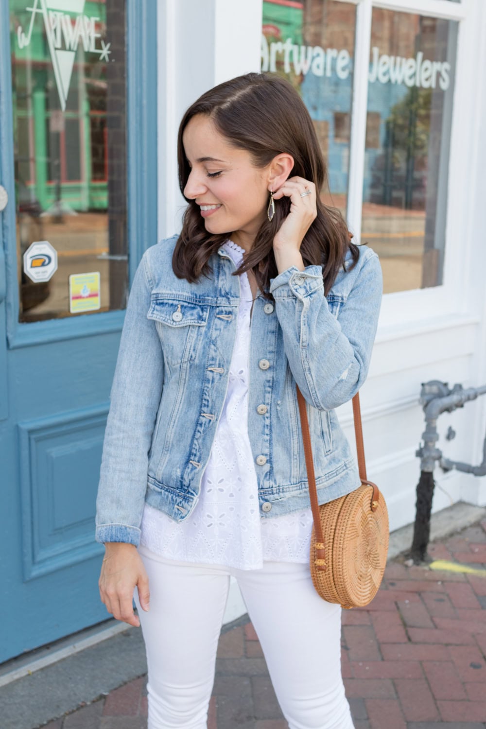 Casual Daytime Look with a Denim Jacket and White Skinny Jeans Casual Daytime Look with a Denim Jacket and White Skinny Jeans — Outfits for Pear Shape